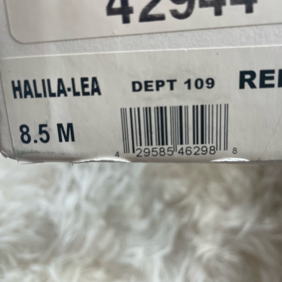 Pinup girl style sling back heels with bow toe. - Picture 3 of 9